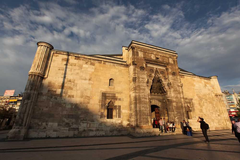 Sivas’ta gezilecek yerler -Buruciye Medresesi 