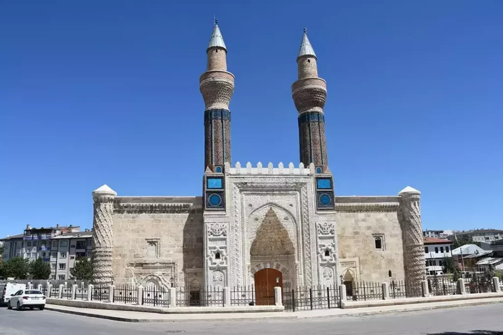 Sivas’ta gezilecek yerler - Çifte Minareli Medrese 