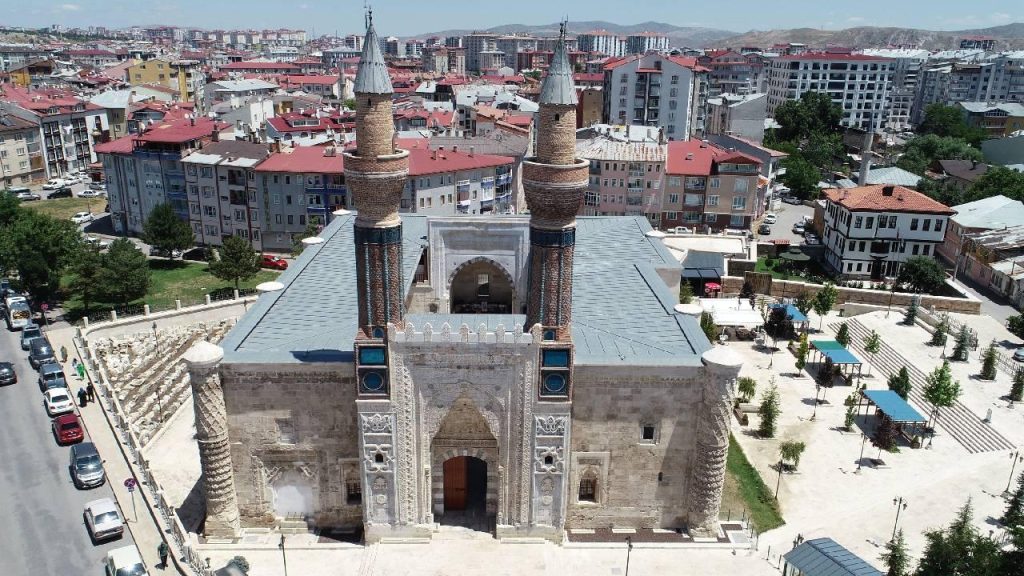 Sivas’ta gezilecek yerler -Gök Medrese 